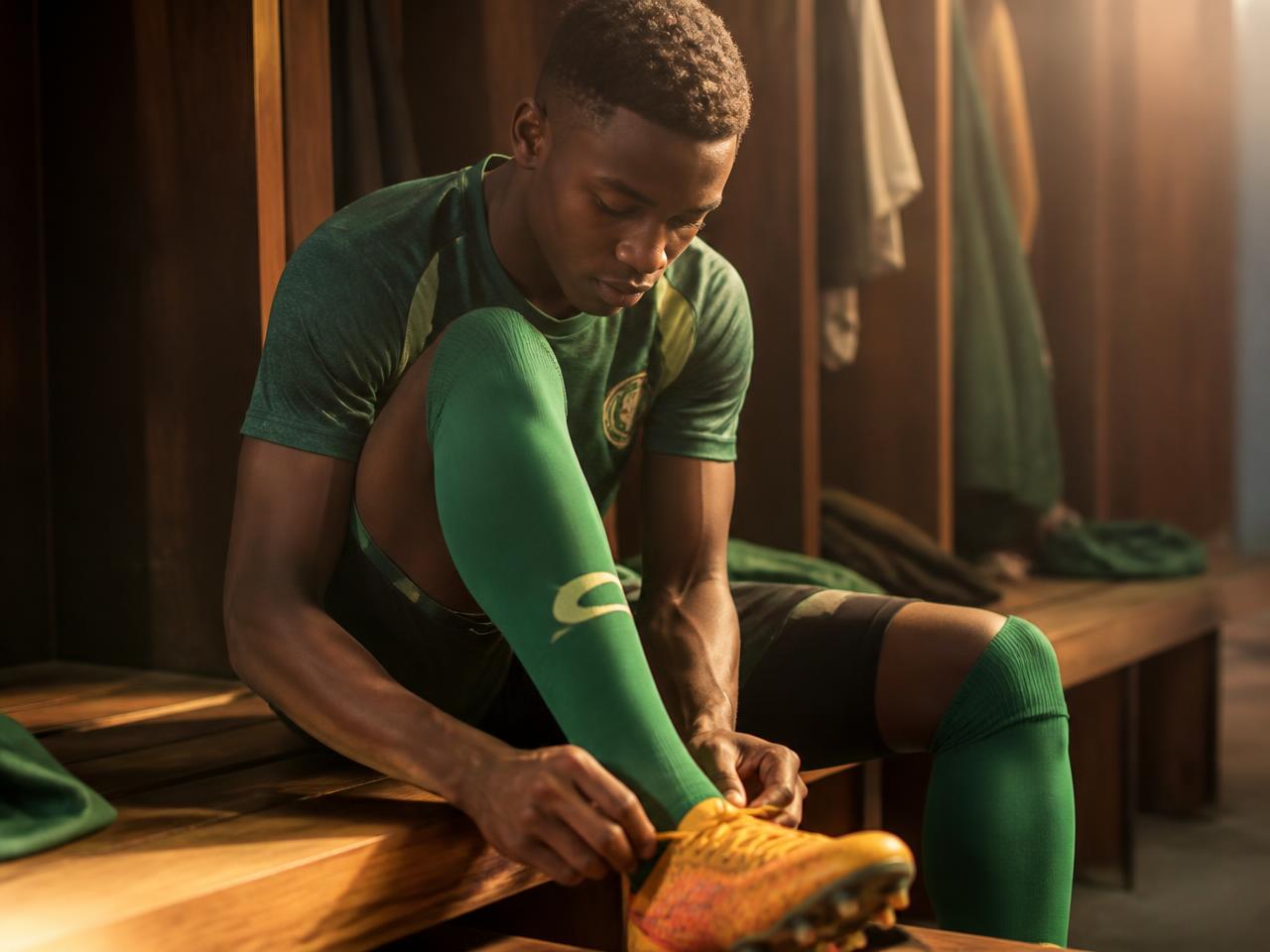 Joueur enfilant ses bottines dans le vestiaire avant le match